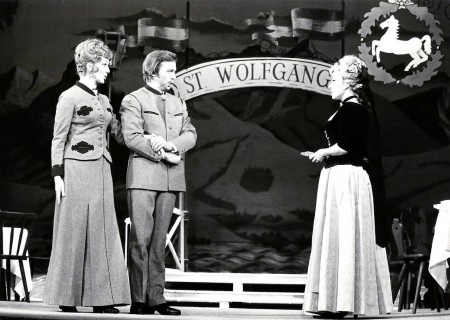 Dr. Siedler mit Irina Lindner und Eva Ortbauer in Im weißen Rössl am Wolfgangsee